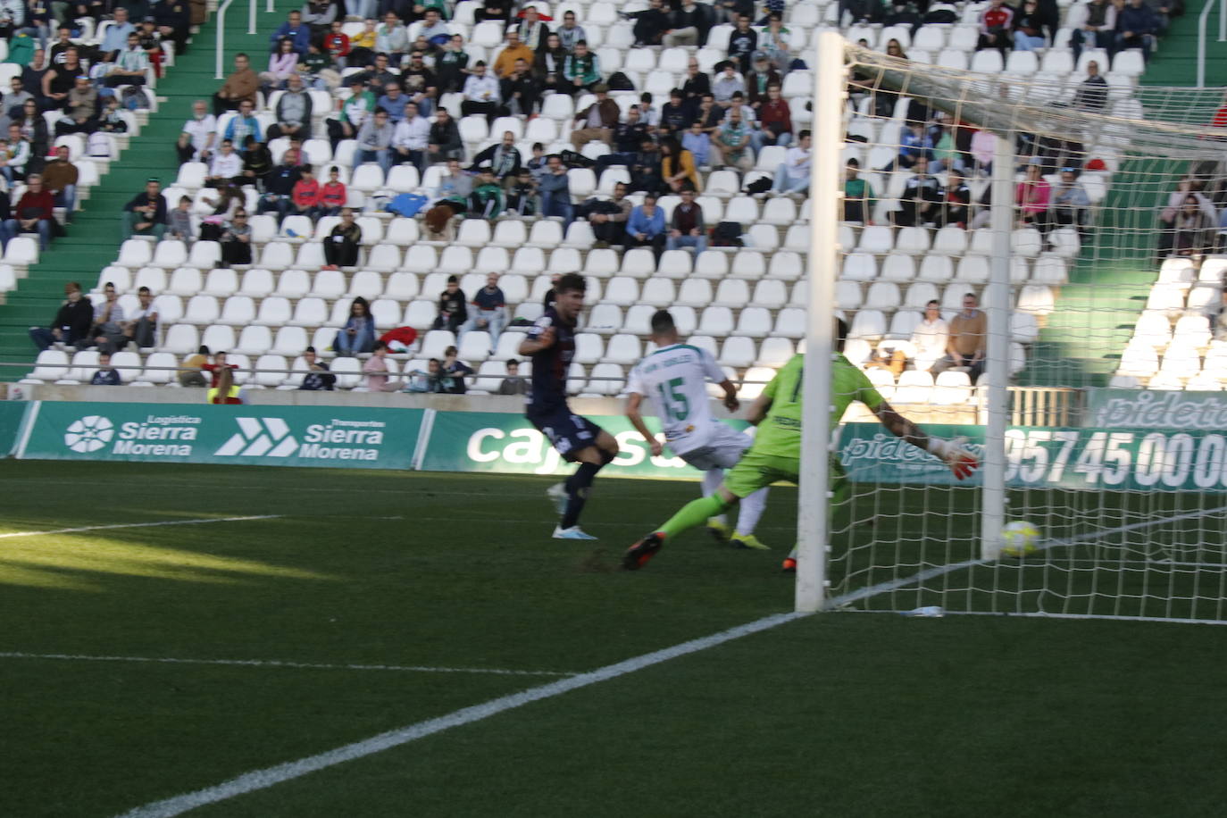 Fotos: El Yeclano pisa el freno en Córdoba