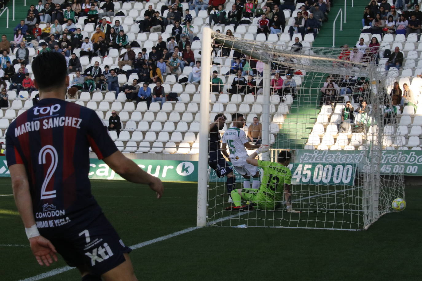 Fotos: El Yeclano pisa el freno en Córdoba