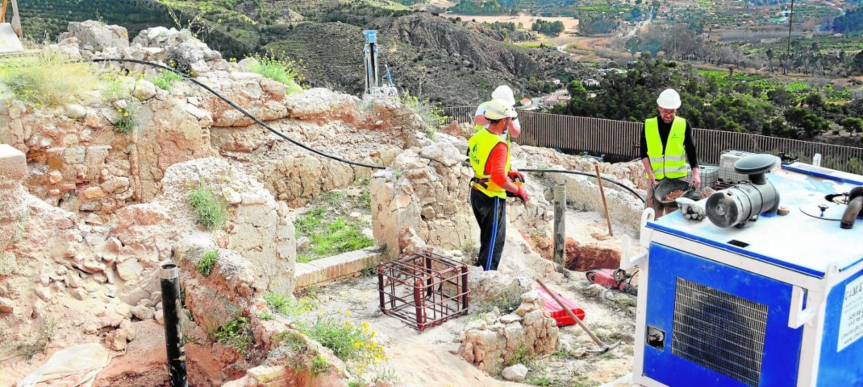 Tres obreros trabajan en el montaje de la cubierta que protegerá el despoblado musulmán de Siyâsa. 
