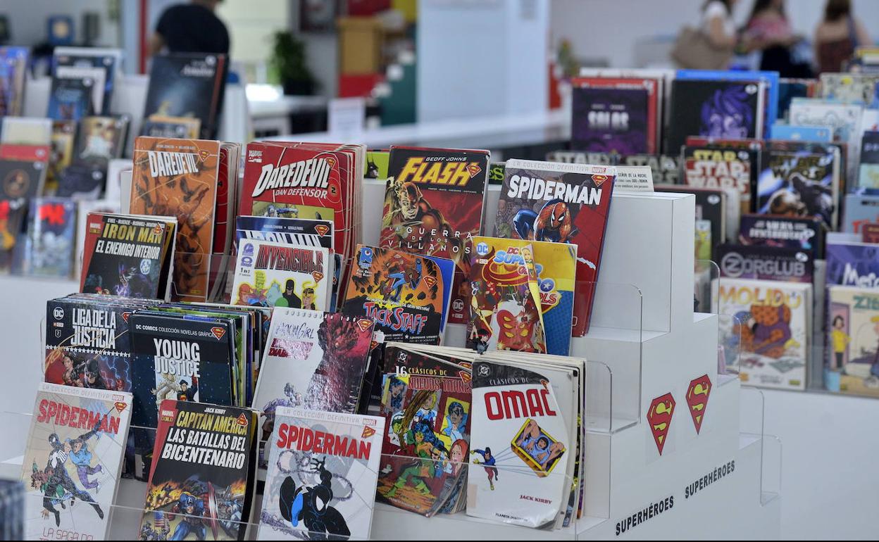 Fotografía de archivo de varios cómics expuestos en la Comicteca de la Biblioteca Regional de Murcia.
