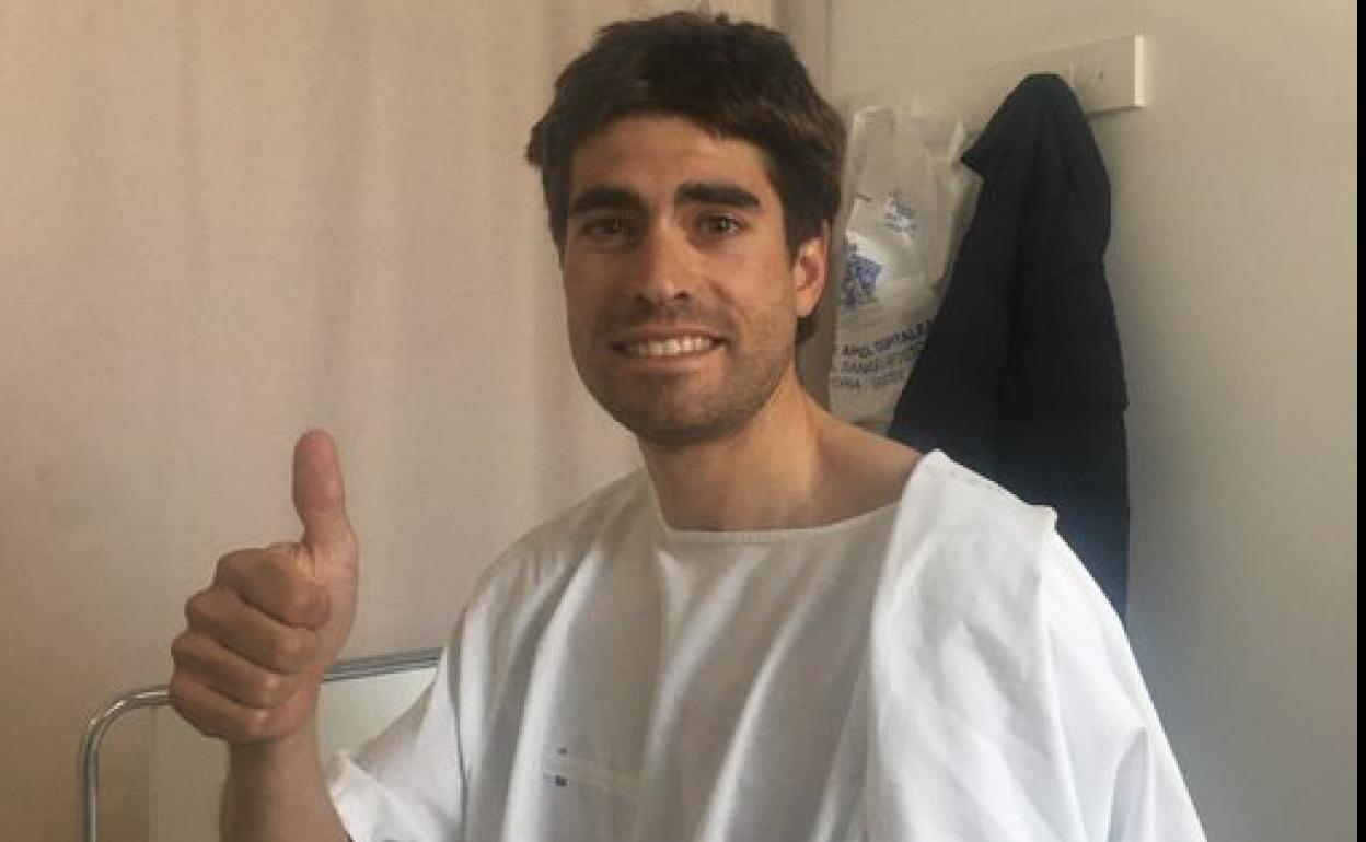 Mikel Landa, en el hospital de Vitoria en el que fue ingresado.