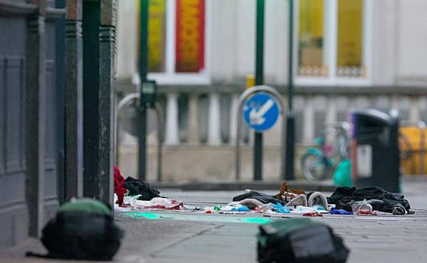 Imagen principal - La Policía Metropolitana acordonó la zona de los ataques tras abatir al agresor.