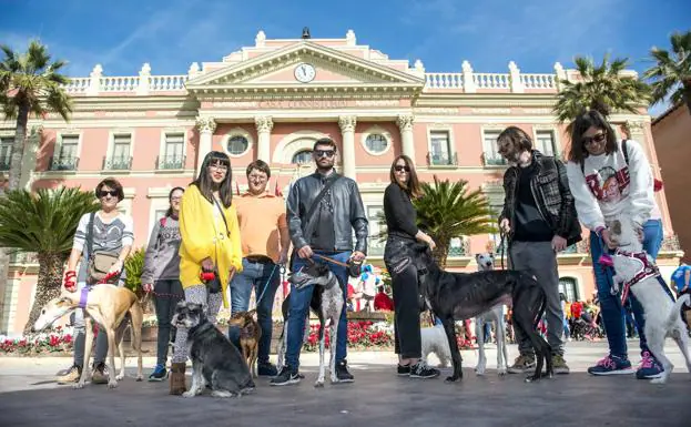 Algunos manifestantes, en Murcia, acompañados por sus perros.