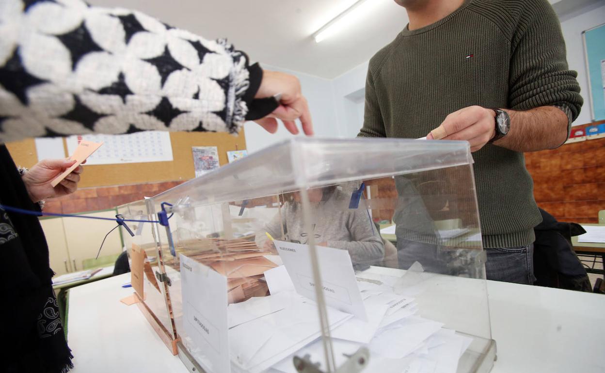 Ciudadanos votan durante las pasadas elecciones generales del 10-N.