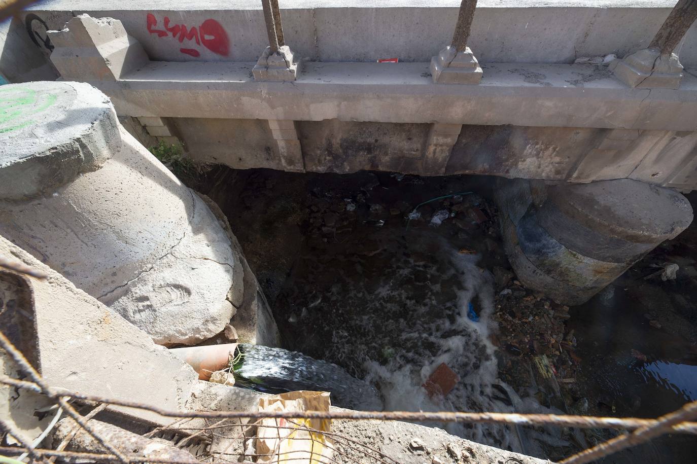Fotos: El puente del tren que salva los terrenos de El Hondón sufre desprendimientos y grietas