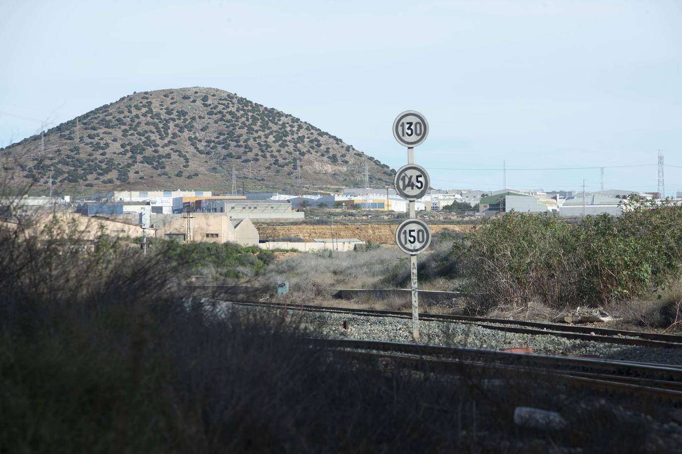 Fotos: El puente del tren que salva los terrenos de El Hondón sufre desprendimientos y grietas