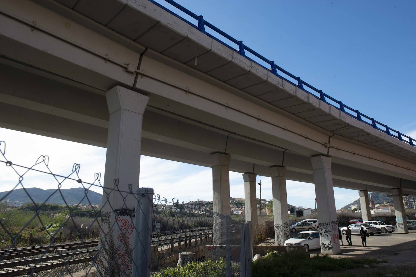 Fotos: El puente del tren que salva los terrenos de El Hondón sufre desprendimientos y grietas