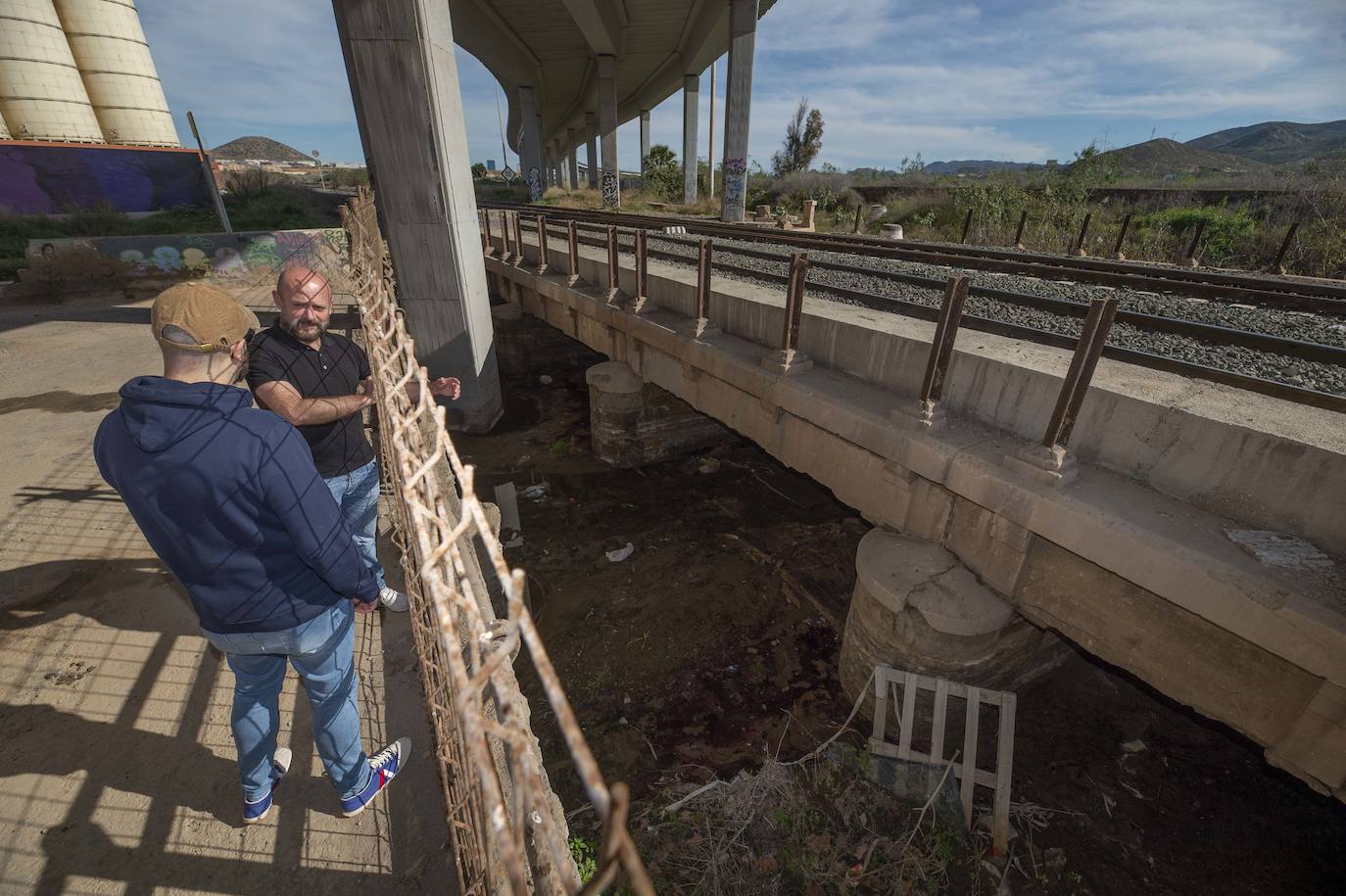 Fotos: El puente del tren que salva los terrenos de El Hondón sufre desprendimientos y grietas