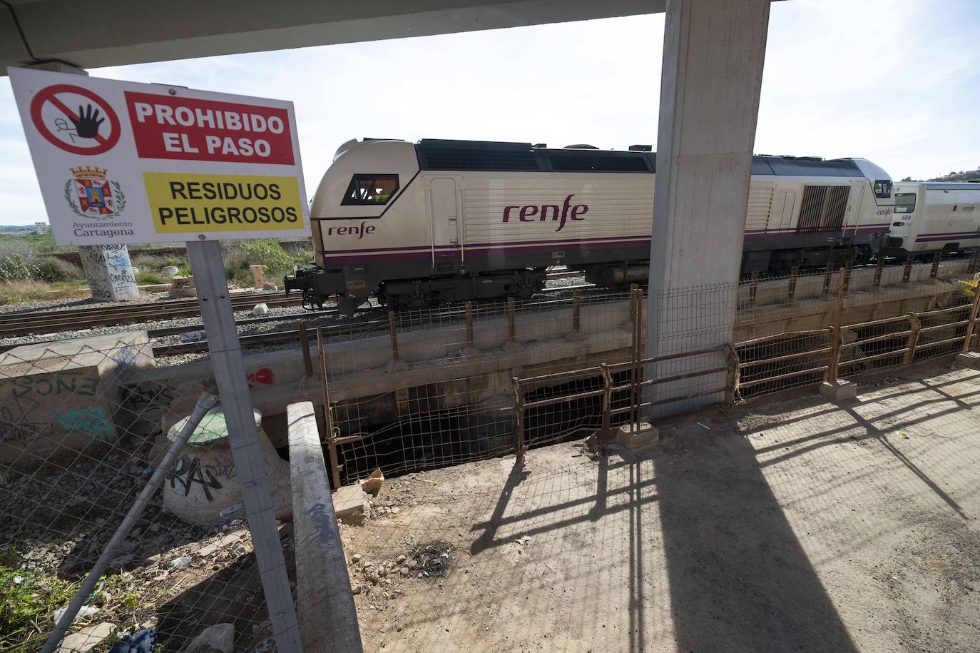 Fotos: El puente del tren que salva los terrenos de El Hondón sufre desprendimientos y grietas
