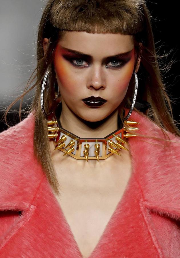 Con la colección 'Too die to die young' Ana Locking se inspira en los 70 para presentar diseños futuristas llenos de color y looks de maquillaje exagerados.