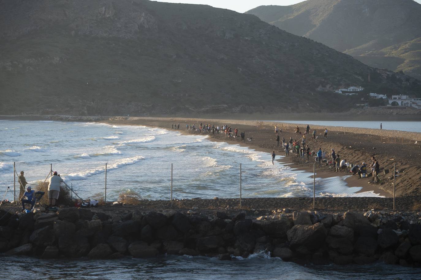 Fotos: Cientos de pescadores ocupan la costa de Portmán en busca de doradas y lubinas