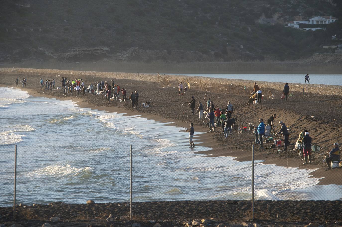 Fotos: Cientos de pescadores ocupan la costa de Portmán en busca de doradas y lubinas