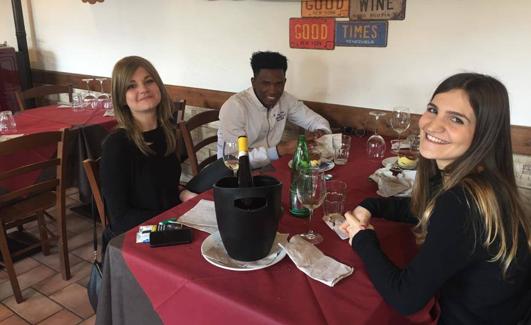 Las dos hijas veinteañeras de Enrica Graverini, con su 'hermano' Aliou, que llegó a Italia tras huir de la pobreza de su país, Guinea Bissau.