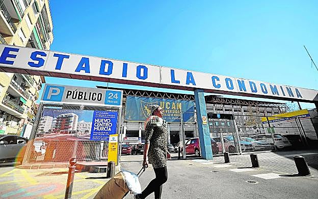 La fachada y el letrero de La Condomina que pasará a la historia en los próximos meses. 