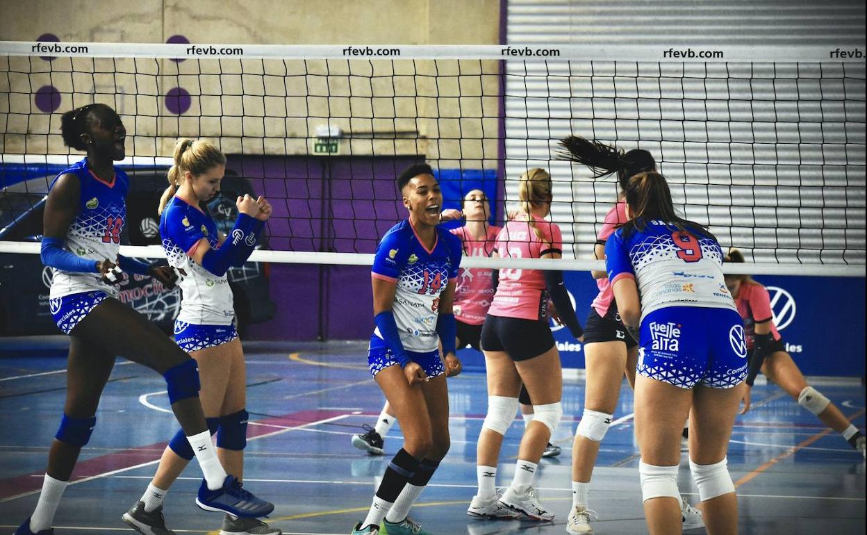 Las jugadoras locales celebran un punto ante las algareñas.