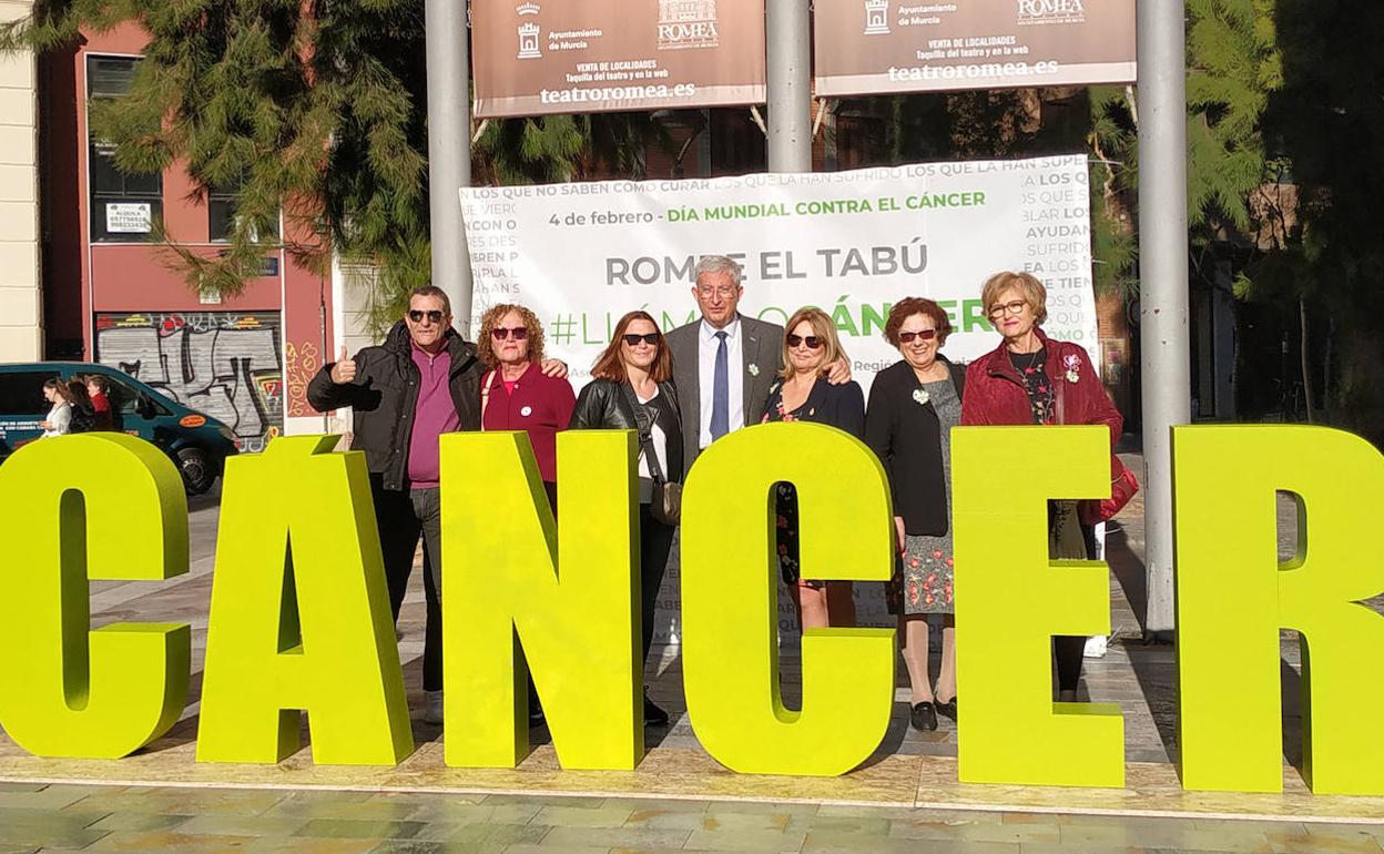 Presentación de la campaña 'Rompe el tabú #LlámaloCáncer', este martes, en la plaza Romea.