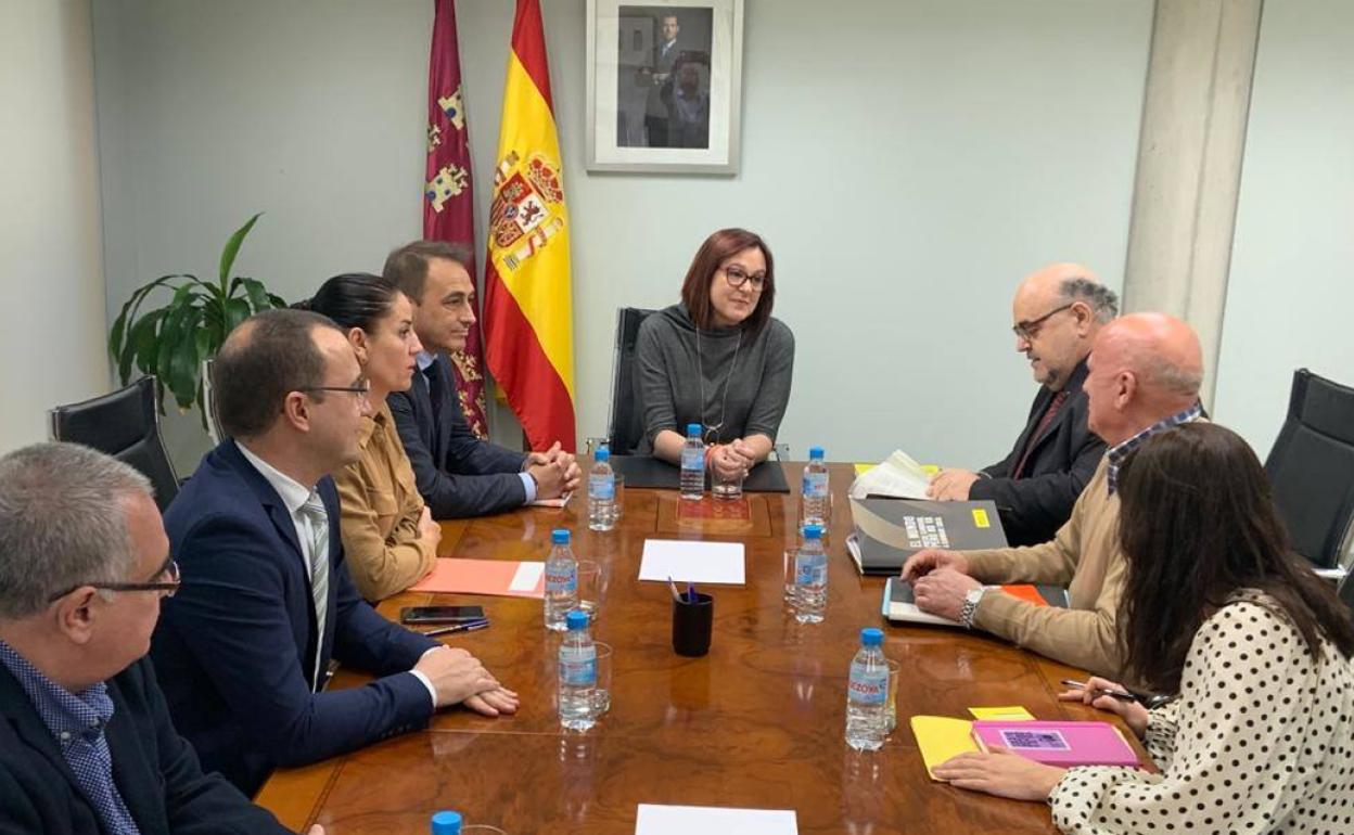 Reunión de la vicepresidenta del Gobierno de la Región, Isabel Franco, con el director de Amnistía Internacional, este martes.