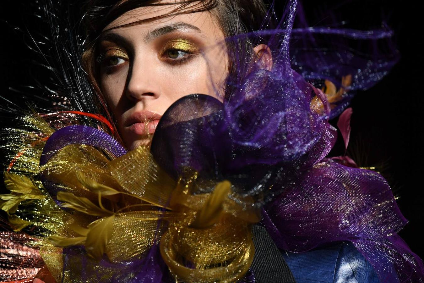 Plumas, cuellos exagerados, abrigos acolchados, colores oscuros, así ha sido el desfile de Ulises Mérida Otoño/Invierno en la Madrid Fashion Week.