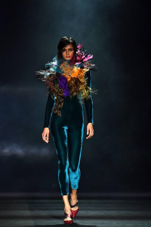 Plumas, cuellos exagerados, abrigos acolchados, colores oscuros, así ha sido el desfile de Ulises Mérida Otoño/Invierno en la Madrid Fashion Week.