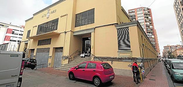 Entrada a la plaza de abastos por la parte trasera, que da a la calle Carlos III, en una imagen tomada ayer. 