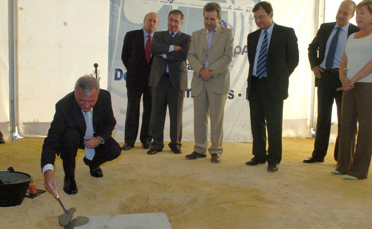 Ramón Luis Valcárcel, en 2006, poniendo la primera piedra de la desaladora de Escombreras.