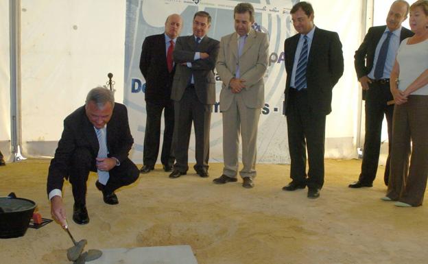 Ramón Luis Valcárcel, en 2006, poniendo la primera piedra de la desaladora de Escombreras.