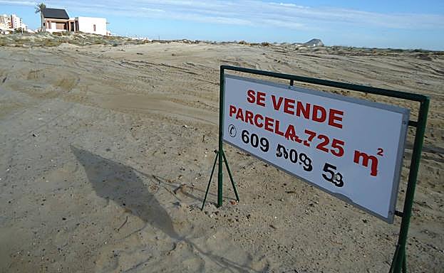 Aspecto del solar, en 2014, ya roturado y cuando aún estaba a la venta y sin edificar. El número de teléfono ha sido desfigurado.