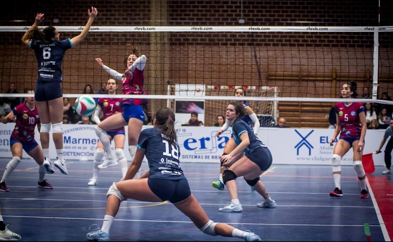 Las jugadoras algareñas, en primer plano, durante un partido.