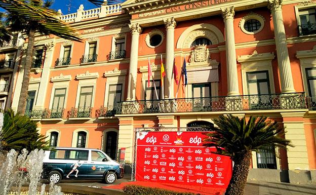 El Multivan estuvo presente en la puerta del Ayto de Murcia junto al podio de la media maratón y la 10K. 