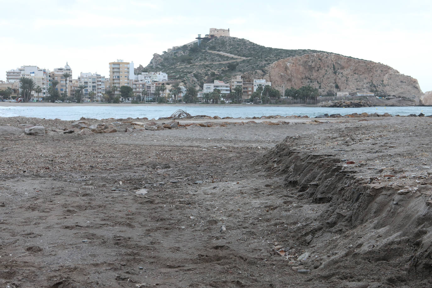 Fotos: Operación &#039;draga y pintura&#039; en las playas de la Región