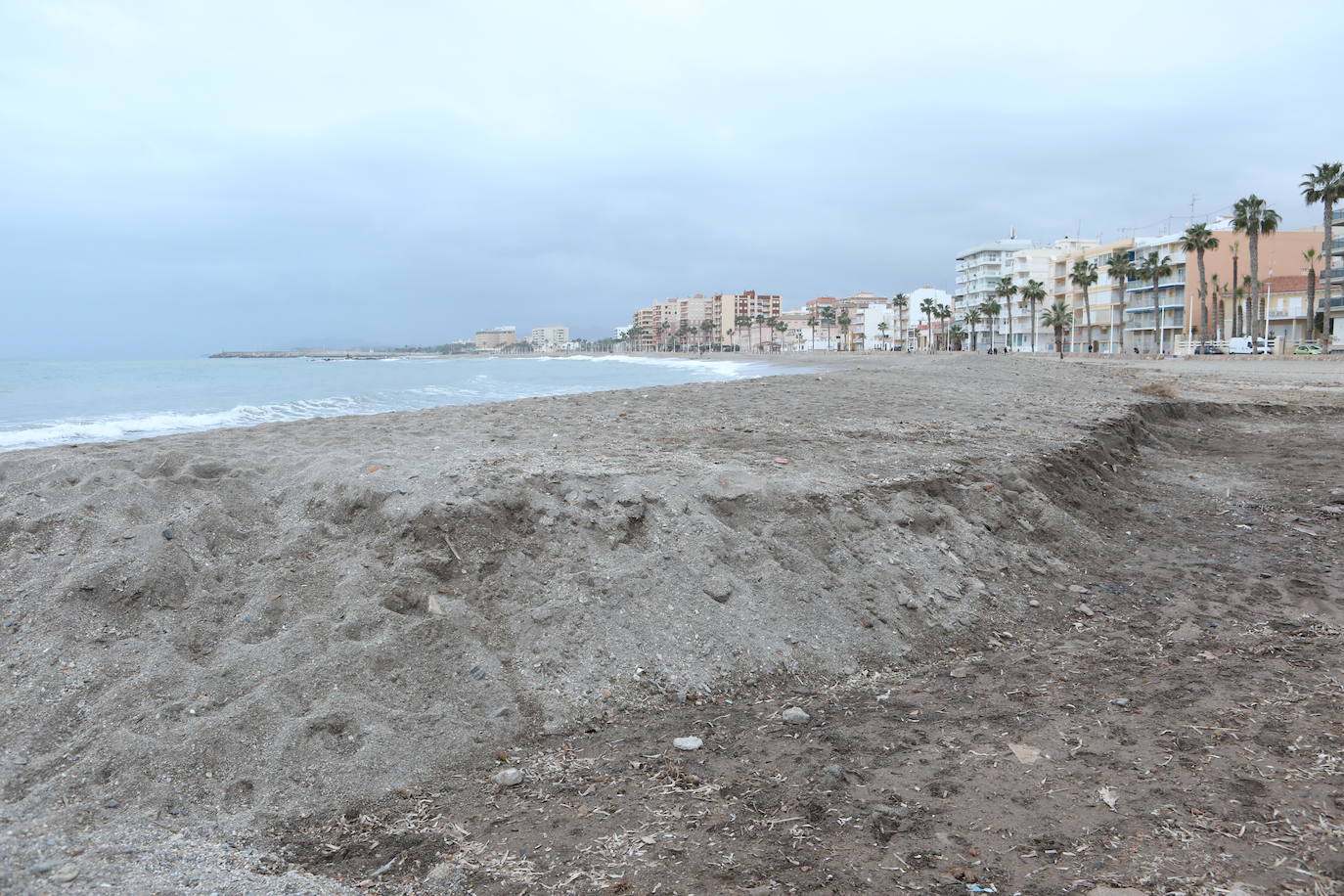 Fotos: Operación &#039;draga y pintura&#039; en las playas de la Región