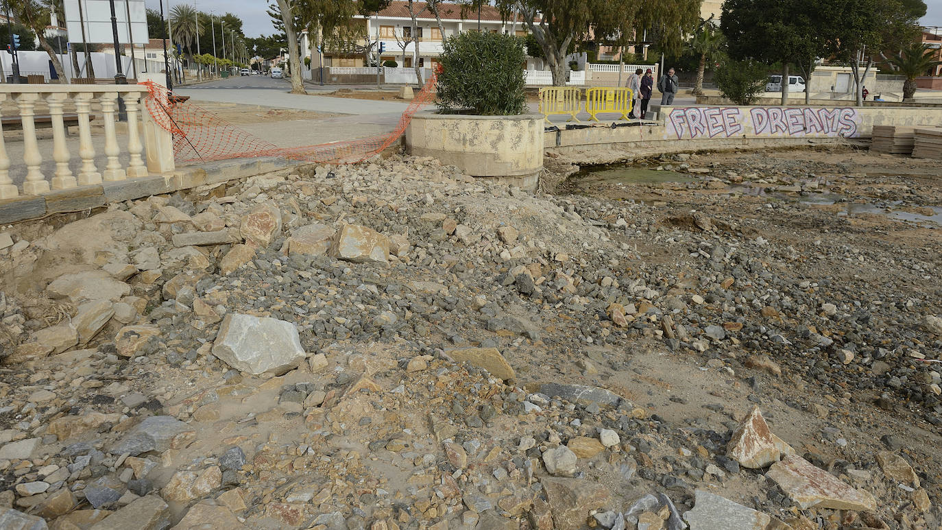 Fotos: Operación &#039;draga y pintura&#039; en las playas de la Región