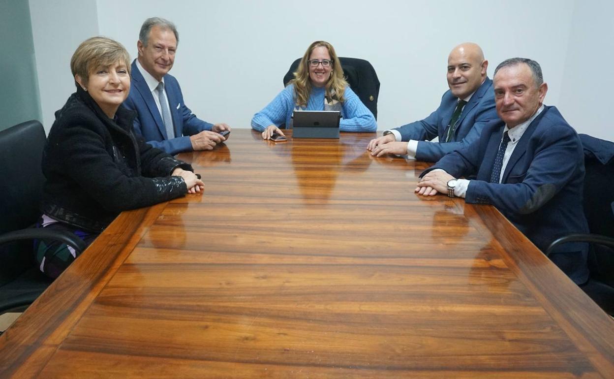 La directora general de Diálogo Social y Bienestar Laboral, Manuela Marín, durante su reunión con la junta directiva del Colegio de Graduados Sociales de la Región de Murcia.