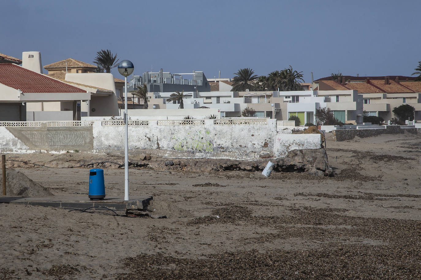 Fotos: Operación &#039;draga y pintura&#039; en las playas de la Región