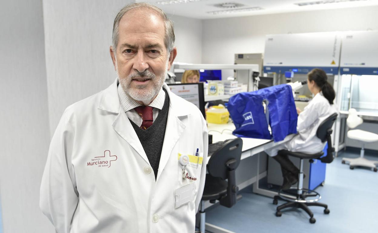 Manuel Segovia, en uno de los laboratorios del servicio de Microbiología de La Arrixaca, esta semana. 