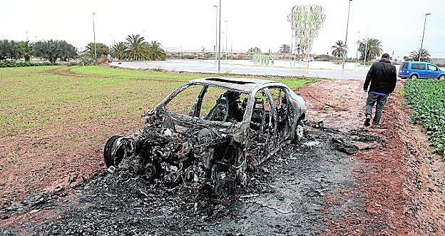 Restos del Porsche Panamera que los miembros de la banda quemaron el pasado miércoles en un descampado junto al polígono de El Saladar, en Totana. 
