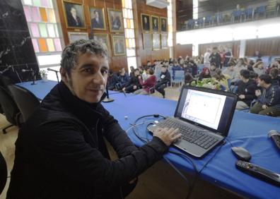 Imagen secundaria 1 - Pedro Alberto Cruz, en la charla sobre arte organizada por el profesor Diego Reina, este lunes. 