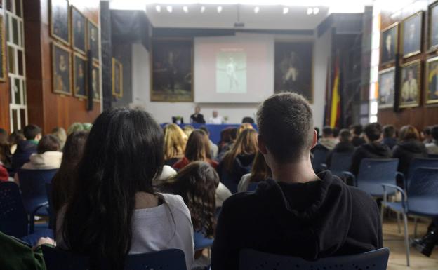 Imagen principal - Pedro Alberto Cruz, en la charla sobre arte organizada por el profesor Diego Reina, este lunes. 