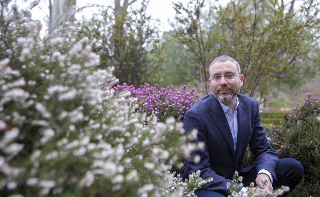 El botánico Eduardo Barba, en el Real Jardín Botánico de Madrid. 