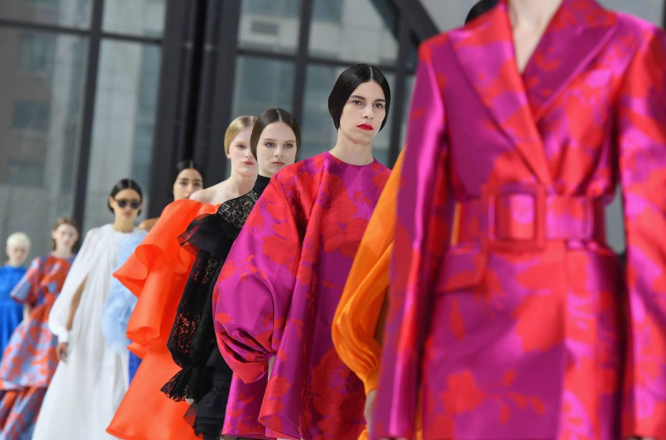 La pasarela de New York se ha llenado de color con el desfile de Carolina Herrera que juega con las siluetas a través de los volantes y las mangas abullonadas. 
