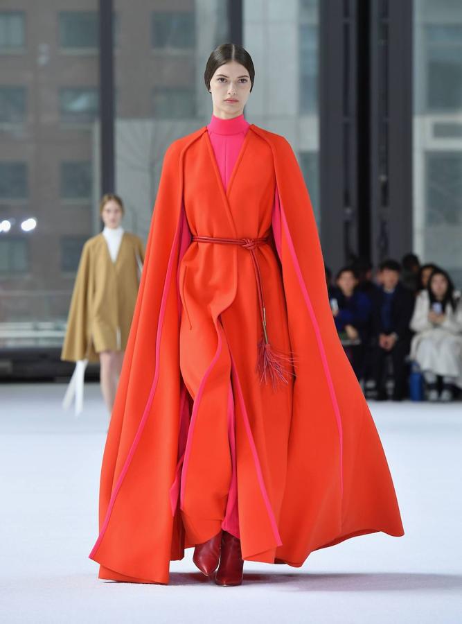 La pasarela de New York se ha llenado de color con el desfile de Carolina Herrera que juega con las siluetas a través de los volantes y las mangas abullonadas. 