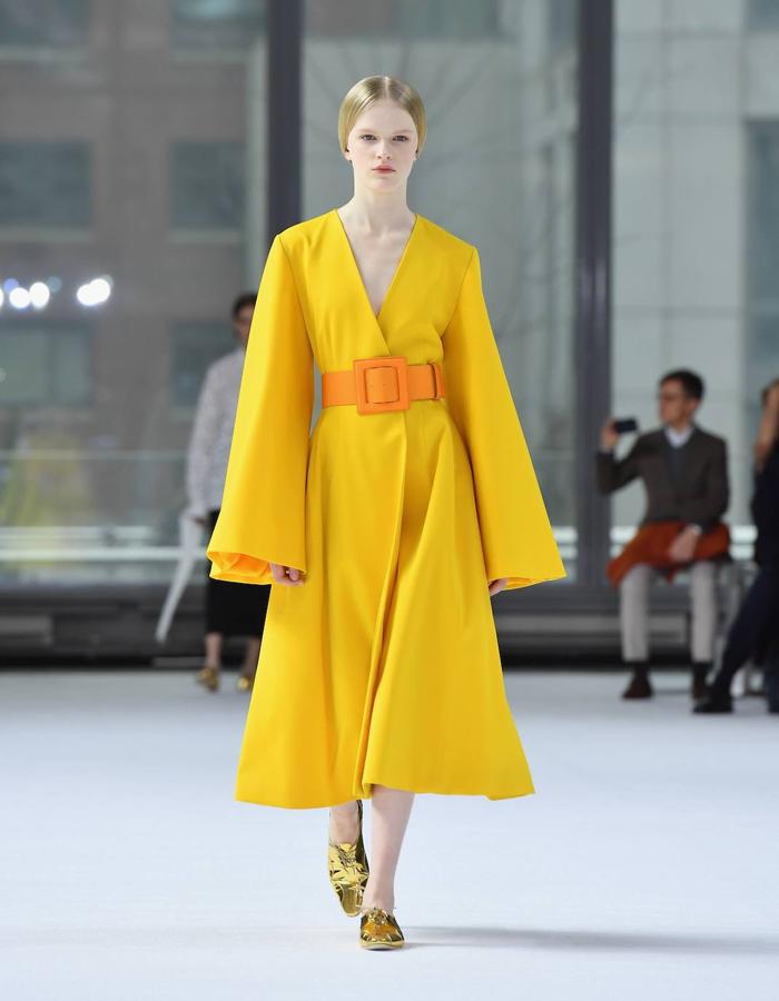 La pasarela de New York se ha llenado de color con el desfile de Carolina Herrera que juega con las siluetas a través de los volantes y las mangas abullonadas. 