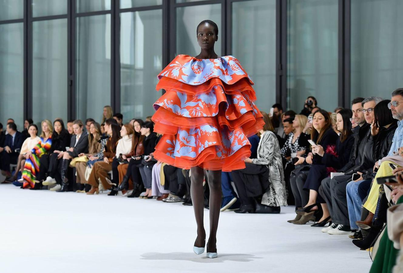 La pasarela de New York se ha llenado de color con el desfile de Carolina Herrera que juega con las siluetas a través de los volantes y las mangas abullonadas. 