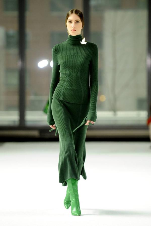 La pasarela de New York se ha llenado de color con el desfile de Carolina Herrera que juega con las siluetas a través de los volantes y las mangas abullonadas. 