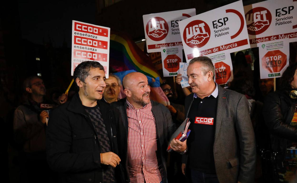 Los docentes objetores, Pedro Alberto Cruz y Diego Reina, con el secretario de CC OO, Santiago Navarro, este martes.