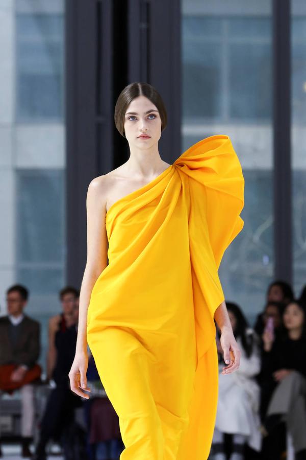 La pasarela de New York se ha llenado de color con el desfile de Carolina Herrera que juega con las siluetas a través de los volantes y las mangas abullonadas. 