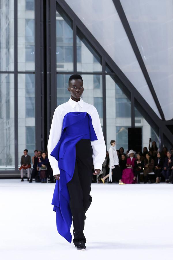 La pasarela de New York se ha llenado de color con el desfile de Carolina Herrera que juega con las siluetas a través de los volantes y las mangas abullonadas. 