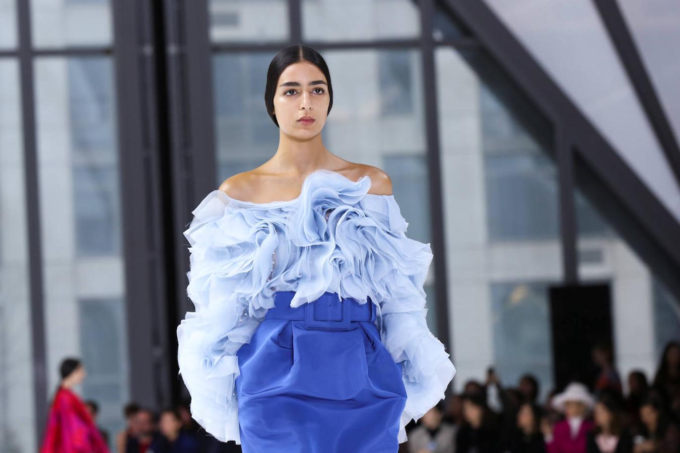 La pasarela de New York se ha llenado de color con el desfile de Carolina Herrera que juega con las siluetas a través de los volantes y las mangas abullonadas. 