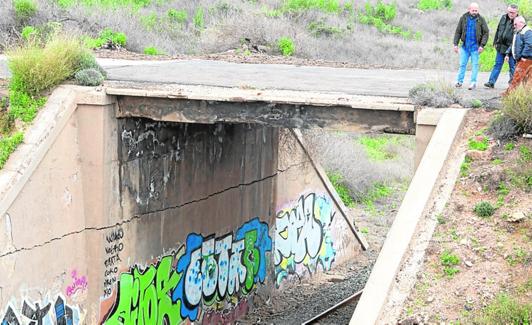 Un grieta atraviesa el puente del tren de mercancías, frente a Torreciega.