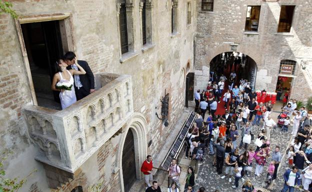 Luca Ceccarelli (d) besa a su esposa Irene Lanforti (i) después de casarse en la Casa de Julieta en Verona el 1 de junio de 2009.